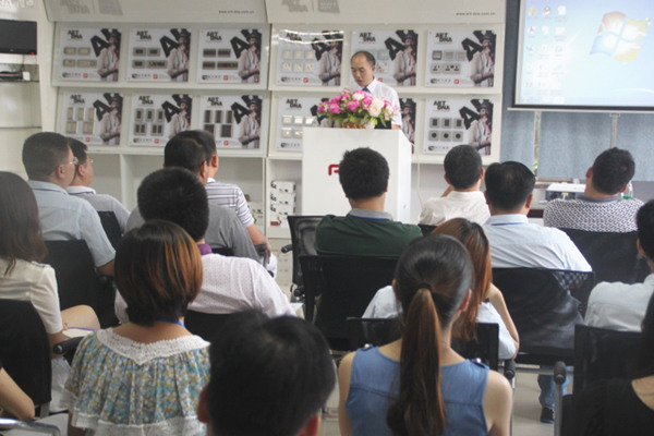 正睿許老師在管理升級總結(jié)大會(huì)上做精彩宣講