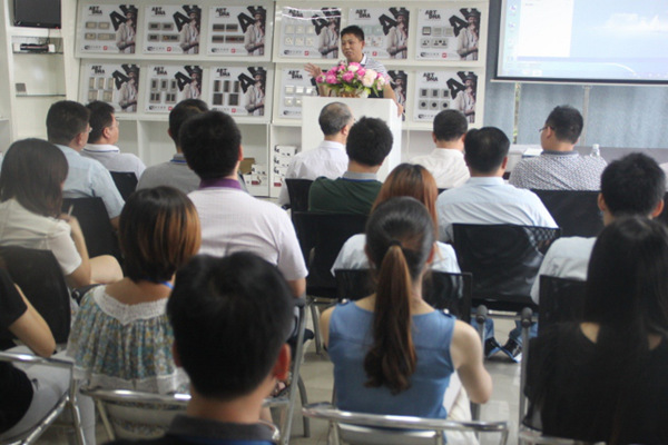 正睿金濤老師在家的管理升級總結(jié)大會(huì)上發(fā)表演講